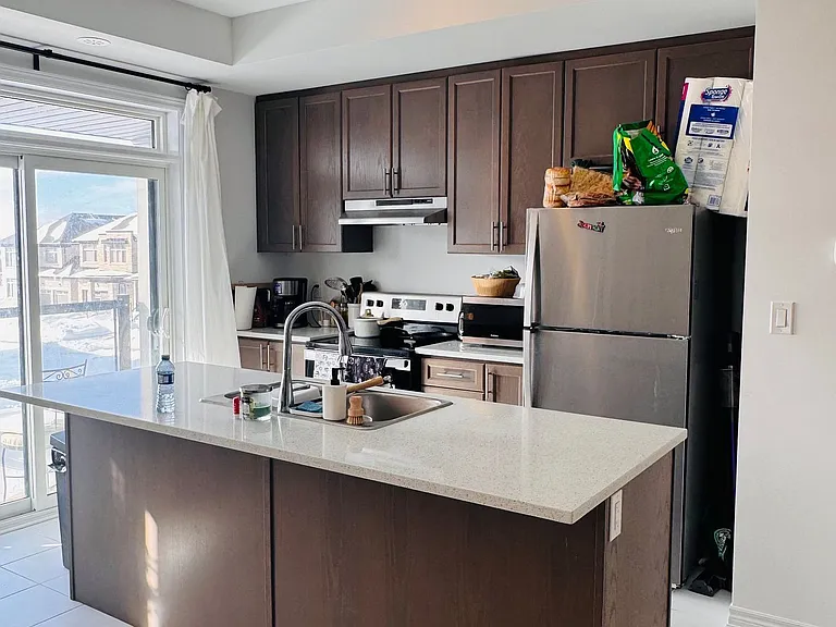 2037 Cameron Lott Cres — Photo 9