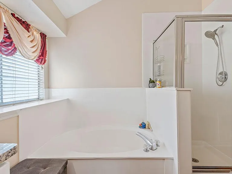 335 W Taylors Xing — Photo 14