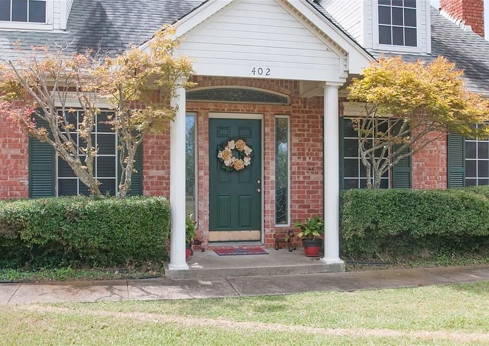 1st image of 402 Thorntree Dr