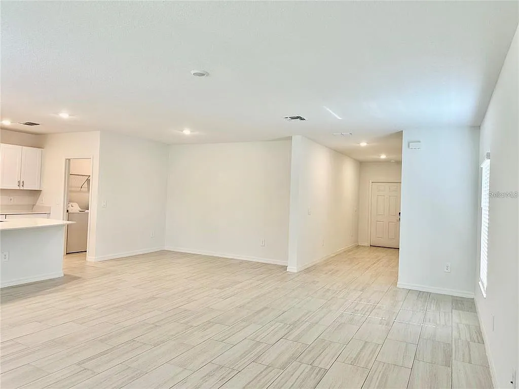 5 bed, 2.5 bath, 2215 sqft, $2,900 — Photo 4