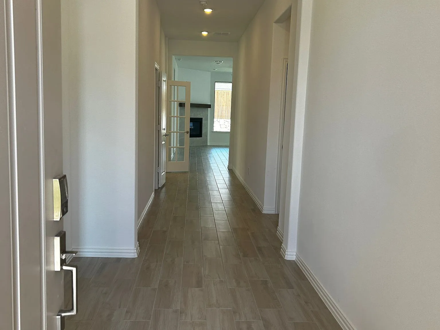 4 bed, 2500 sqft, $2,900 — Photo 2