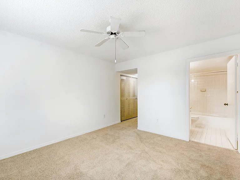 Coconut Palm Club Apartments — Photo 62