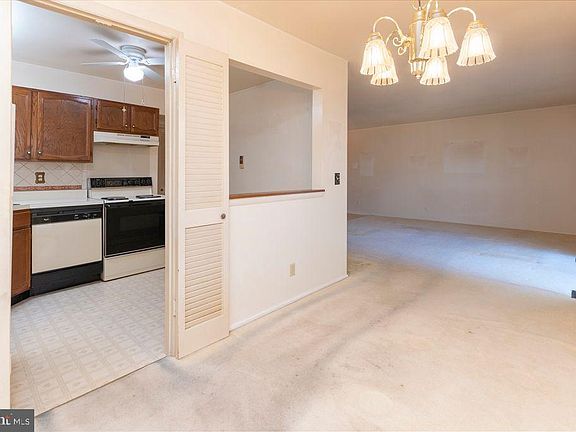 5th image of 211 Crocker Dr APT F