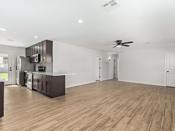 5th image of 519 E Wesleyan Dr