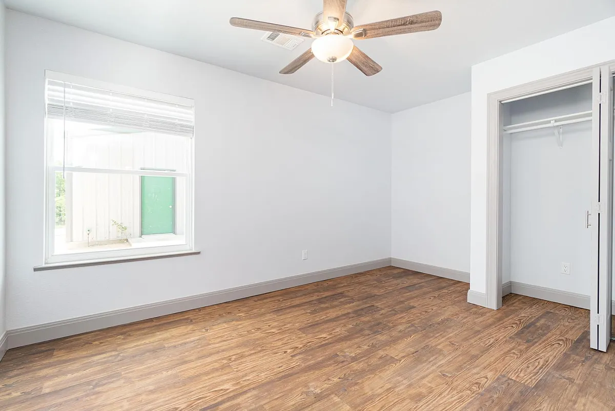 Unit Photo - 618 Live Oak St #12