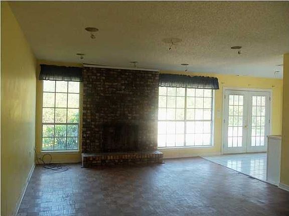 3rd image of 2710 Brentwood Dr