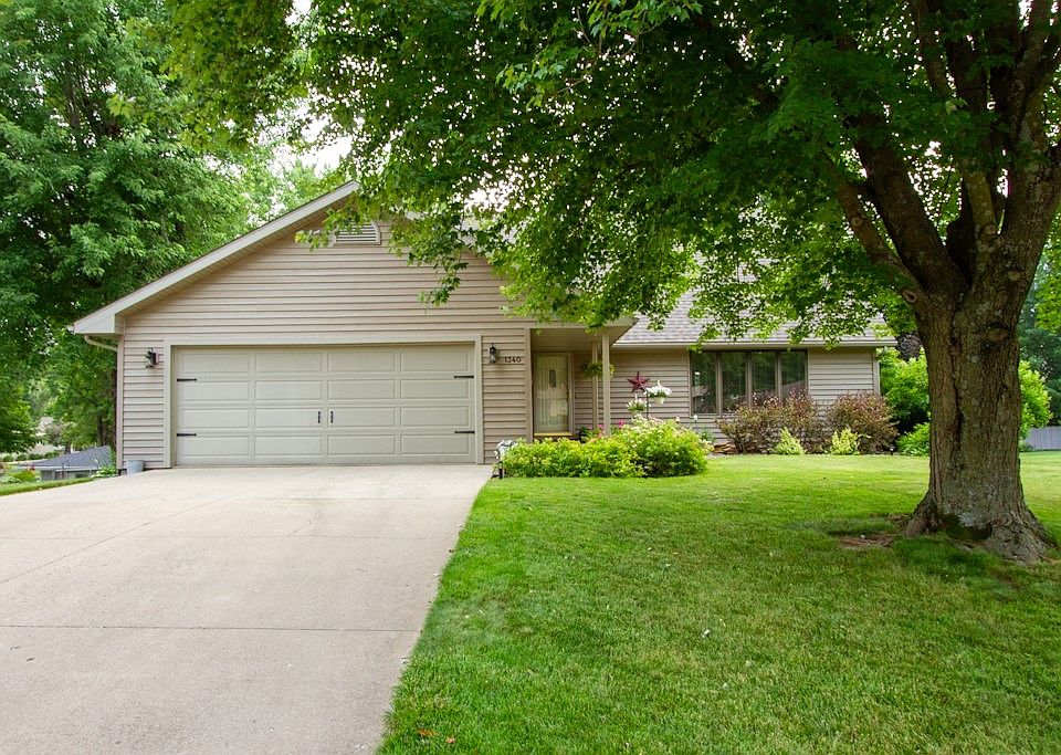 1340 N Prairie St, Pella, IA 50219 Zillow