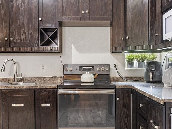 5th image of 10799 E Drake St