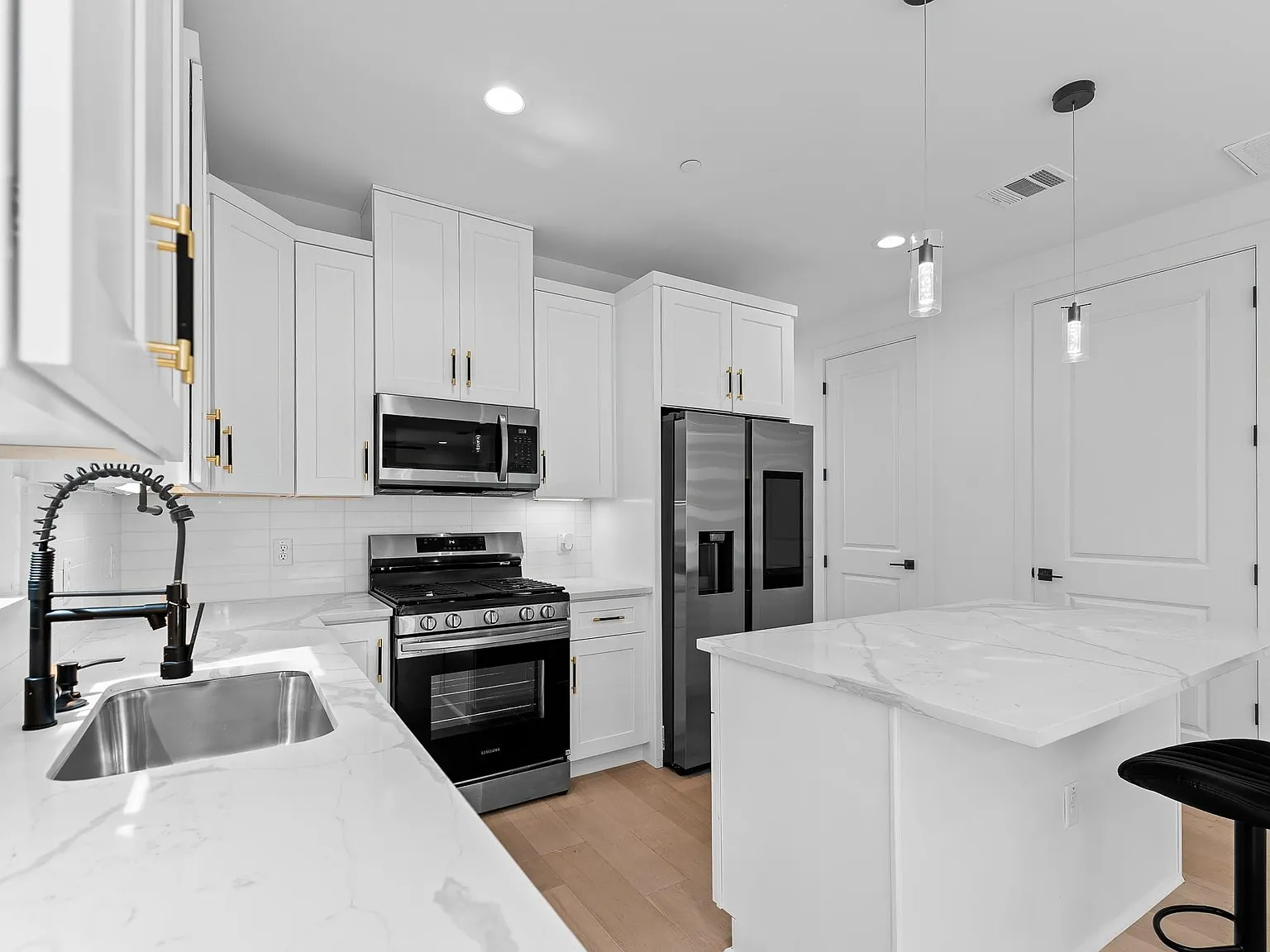2 bed, 2.5 bath, 1100 sqft, $2,300 — Photo 2