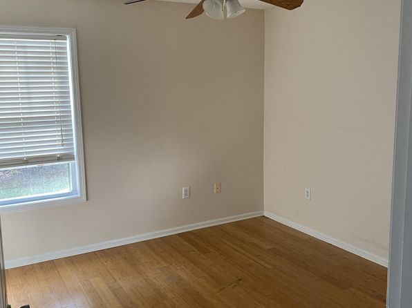 907 Dicks St