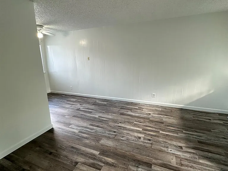 1069 Cherry Ln #D — Photo 3