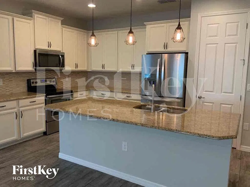 3 bed, 2.0 bath, 1976 sqft, $2,915 — Photo 4