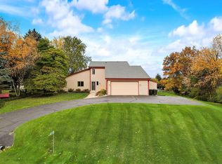 W300S5647 Windcrest Dr, Waukesha, WI 53189