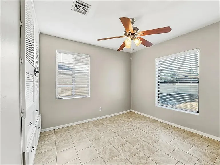 518 W 6th Dr — Photo 3