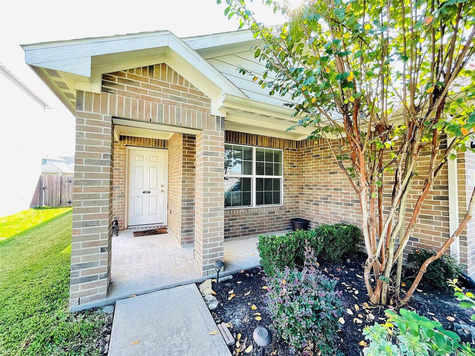 3 bed, 2.0 bath, 1625 sqft, $2,000 — Photo 2