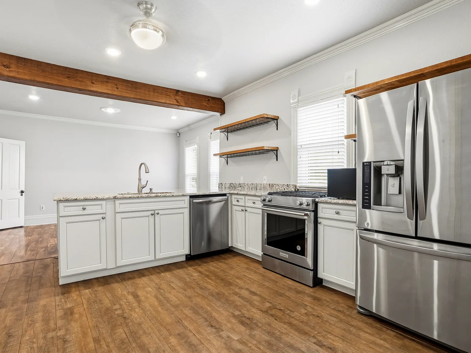 4 bed, 2478 sqft, $2,900 — Photo 2