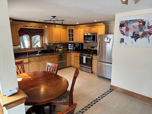 4th image of 16 Covert Ave