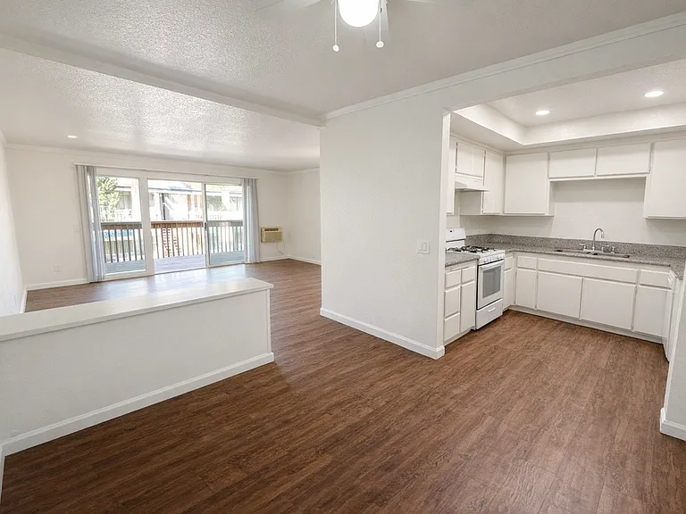 Daisy Apartments — Photo 20