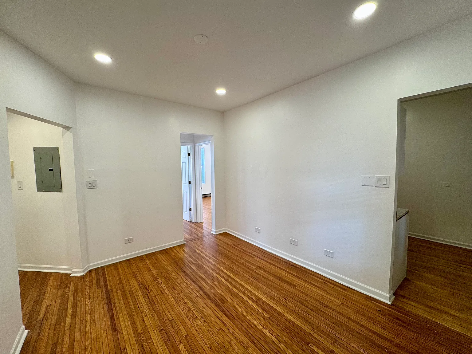 2 bed, 1000 sqft, $3,295 — Photo 2