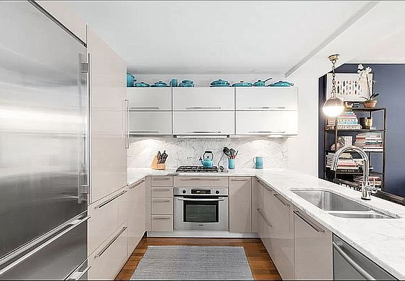 3rd image of 165 W 18th St #3A