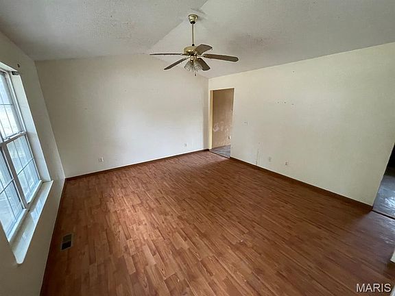 5th image of 888 W Country Ln