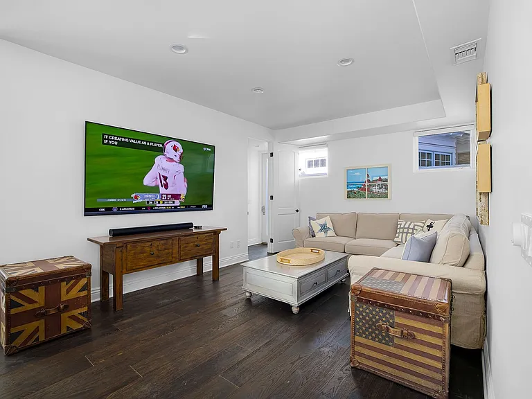 1070 Coronado Avenue — Photo 35