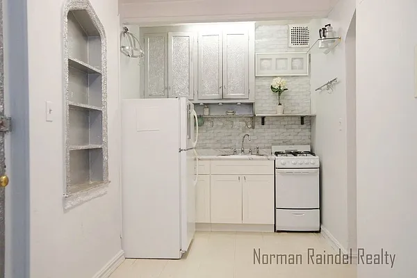 Rented by Norman Raindel, LREB | media 2