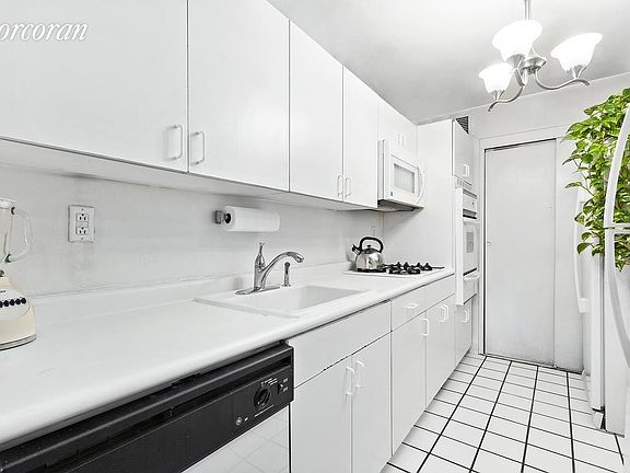 5th image of 225 E 57th St APT 5D