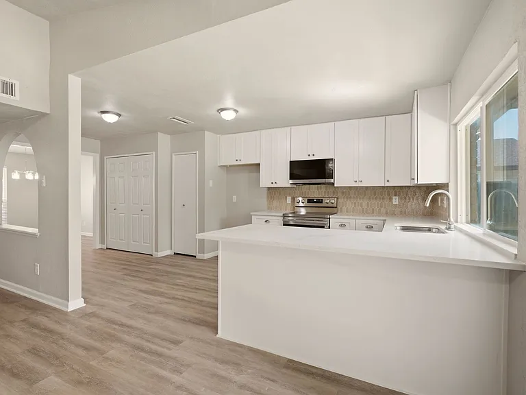 1616 Stockton Trl — Photo 10