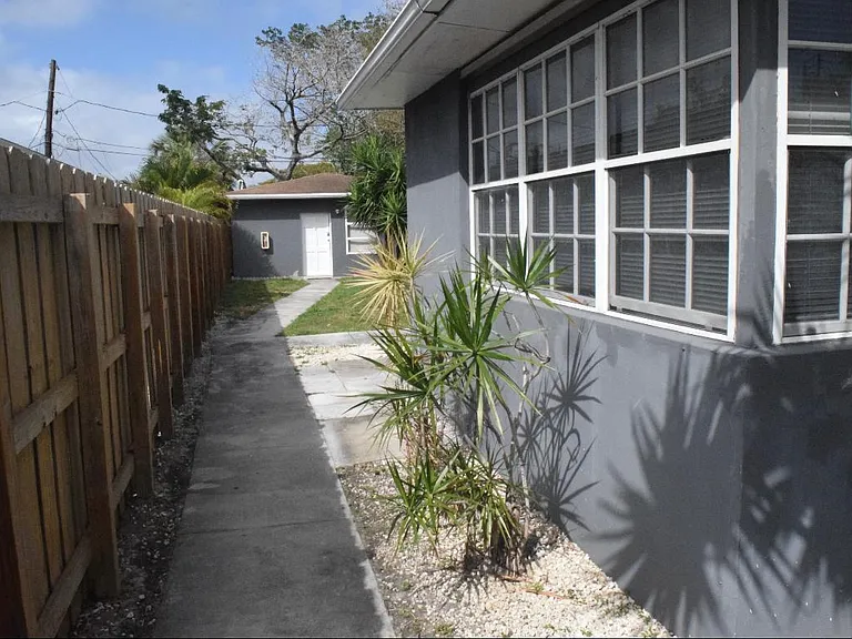 301 SW 8th St #1 — Photo 31
