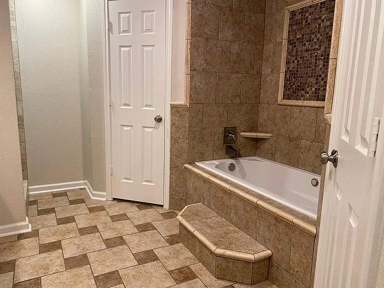 8111 Seguin Ave — Photo 9