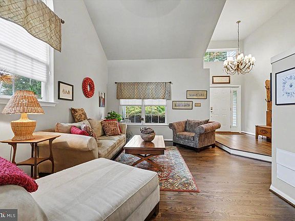5th image of 212 Somerset Cir