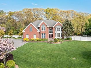3 Old Bridge Ct, Melville, NY 11747