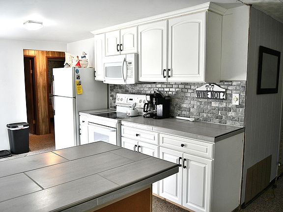 3rd image of 132 Stratford Dr