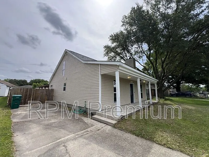 4 bed, 2.0 bath, 1840 sqft, $1,950 — Photo 3