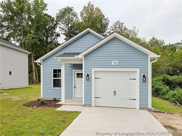 744 Chapel Hill Rd, Spring Lake, NC 28390