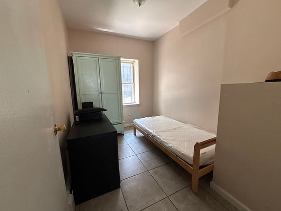 5th image of 3709 Crescent St Floor 1