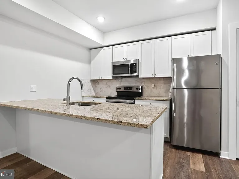 4217 Chestnut St #304 — Photo 7