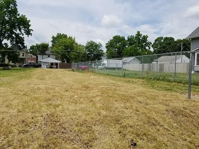 2nd image of 125 Whitethorne Ave