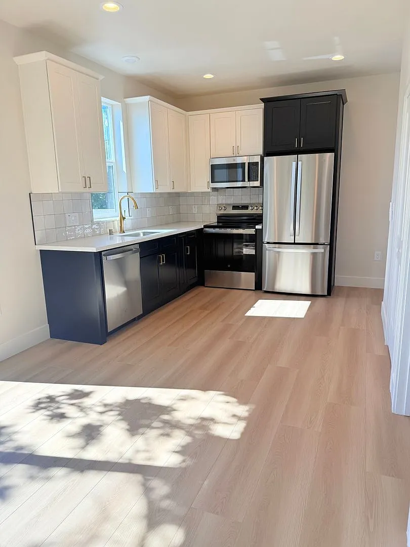 28thst/37thaveduplex — Photo 2