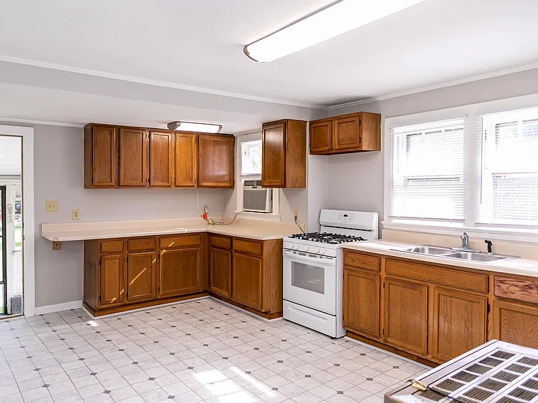 115 E Parker Rd — Photo 3