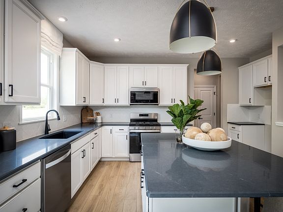 Upscale Kitchen w Modern Features