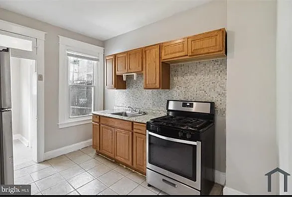 4 bed, $2,100 — Photo 2
