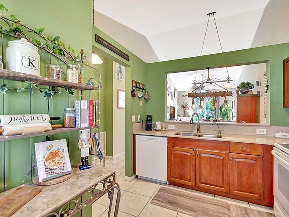 5th image of 228 Foxtail Drive #H