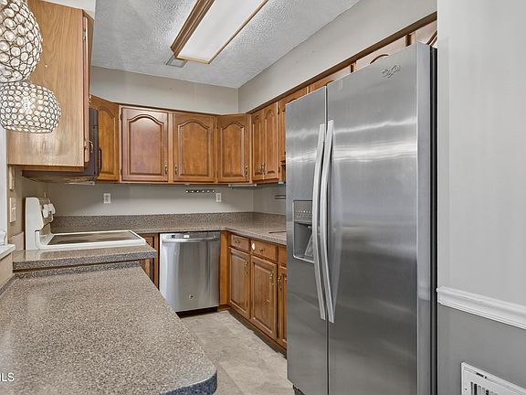 4th image of 555 Hickory Rd #0