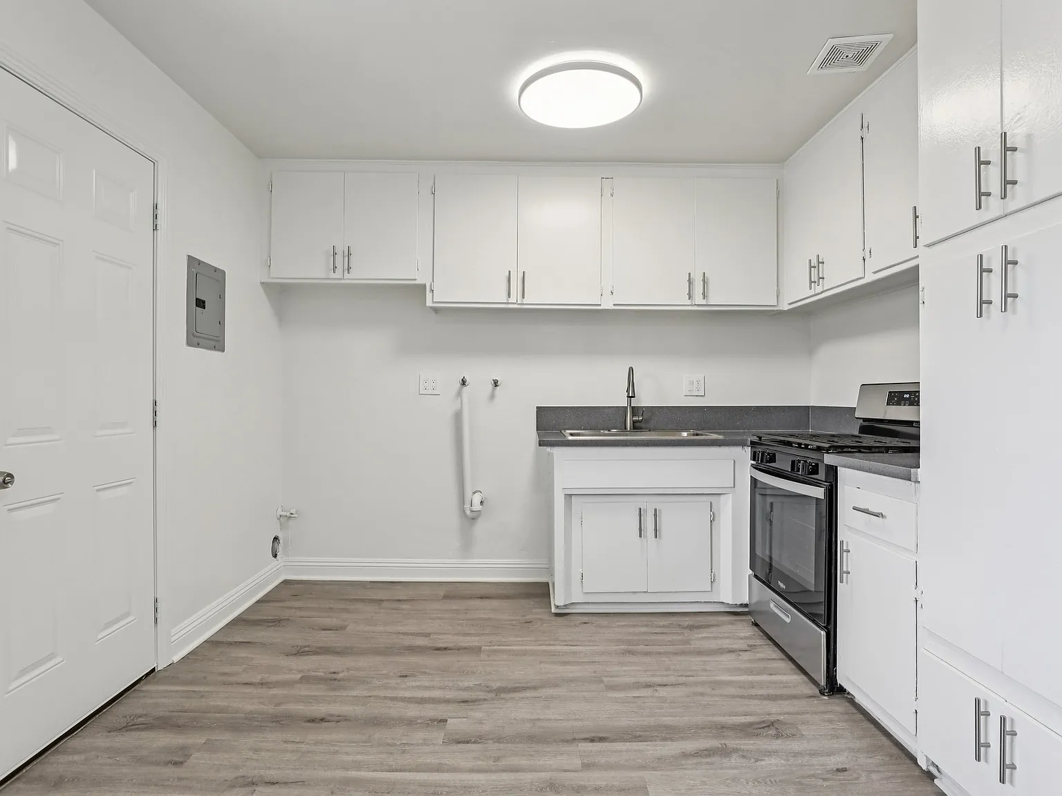 Mavis Plaza Apartments — Photo 2