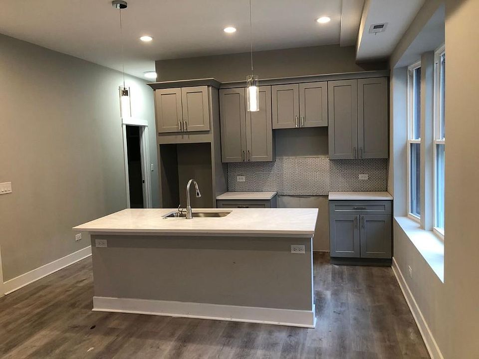 1st image of 822 N Oakley Blvd