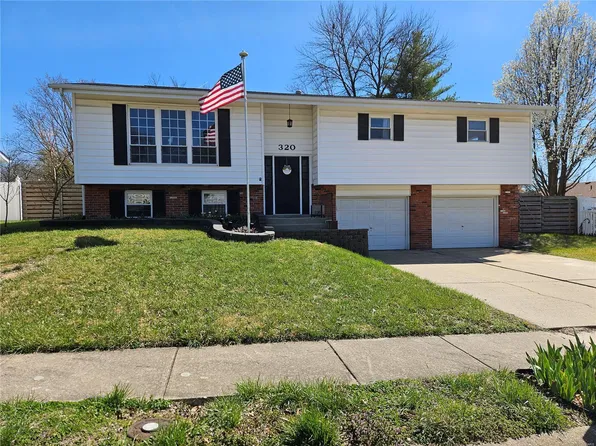 320 Chestnut Dr, Saint Charles, MO 63301