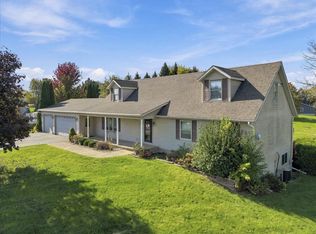 1905 Lakeview Ln, Dixon, IL 61021
