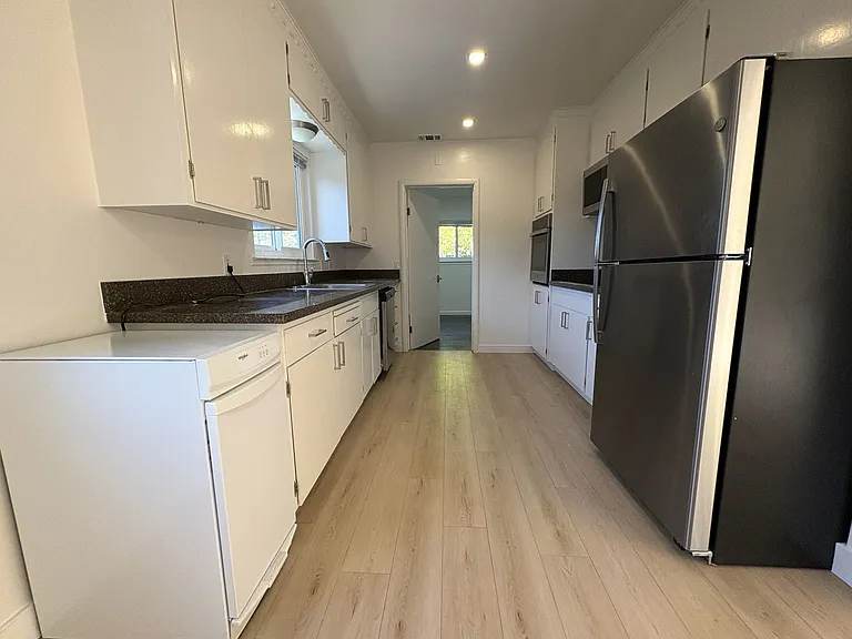 Charming 2 Bedroom, 2 Bathroom Home in Redwood City — Photo 16